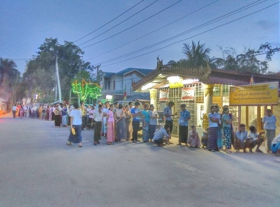 People queuing to vote in Yangon for the 2015 elections. 