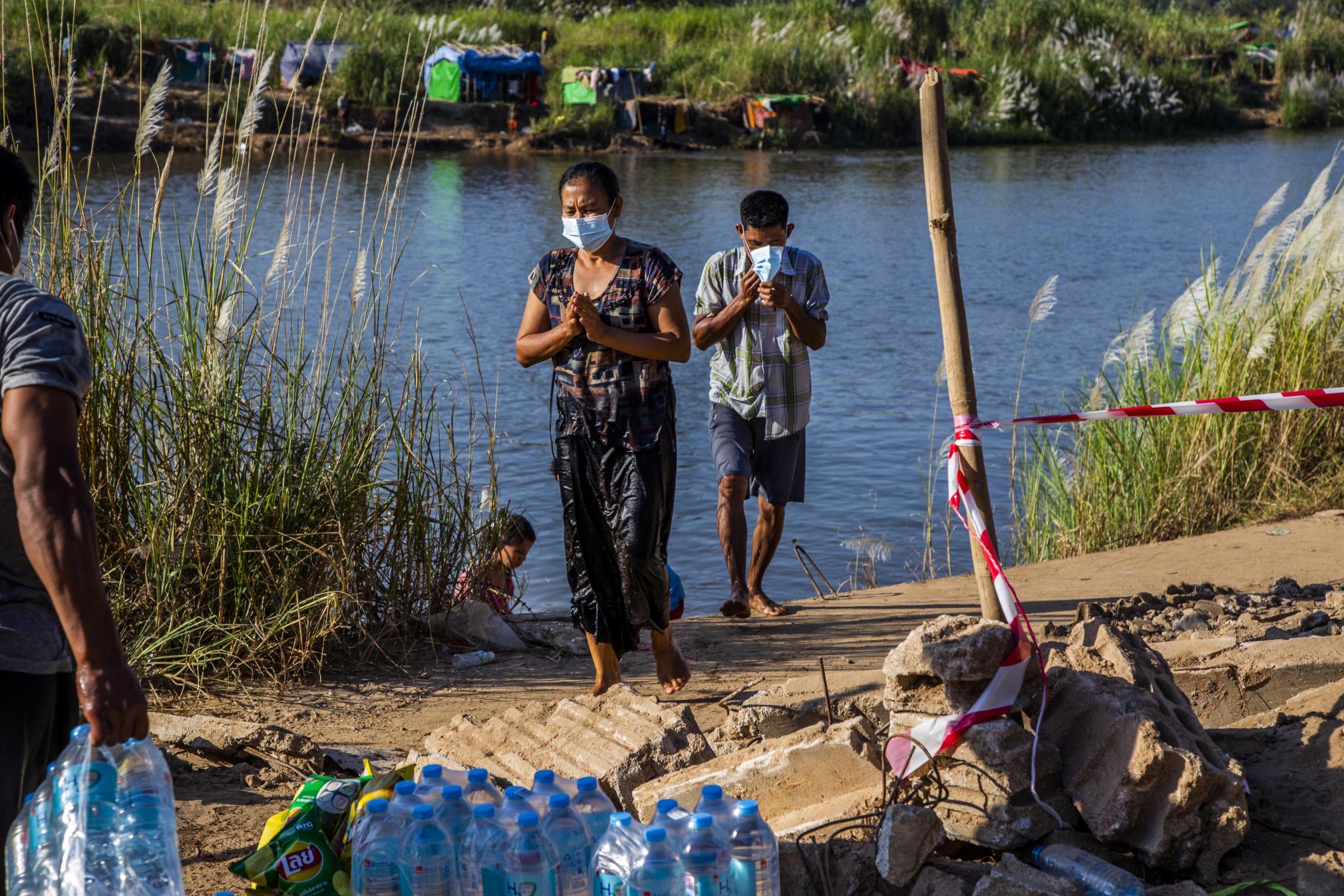 မြန်မာစစ်တပ်ရဲ့ ထိုးစစ်ကြောင့် နယ်စပ်တလျှောက်မှာ ခိုလှုံနေကြရတဲ့ ကရင်ပြည်နယ်က စစ်ဘေးရှောင် ဒုက္ခသည်တွေဟာ ထိုင်းနိုင်ငံထဲကို မြစ်ကို ဖြတ်ပြီး ရိက္ခာ အလှူငွေလာယူကြပါတယ်။ ဓာတ်ပုံ−အေသင်ဇော်ဇော်။ ဇန်နဝါရီ 2022