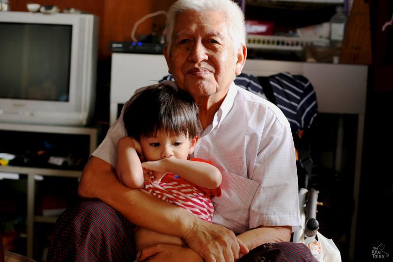 ဦးဖီးလစ်ပ်ရဲ့ မိသားစုဟာ ခေတ်သစ် မြန်မာနိုင်ငံရဲ့ လူနေမှုအတွင်းက ပုံစံမျိုးစုံ၊ အရောင်မျိုးစုံရှိတဲ့ အချည်အမျှင်တွေကို  အတိုင်းအတာ တခုအထိ ကိုယ်စားပြုနေသလိုပဲ လို့ ဆိုရမှာပါ။