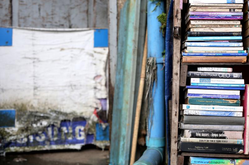 ပန်းဆိုးတန်းလမ်းမပေါ်က စာအုပ်ဆိုင်တစ်ဆိုင်မှ စာအုပ်များ